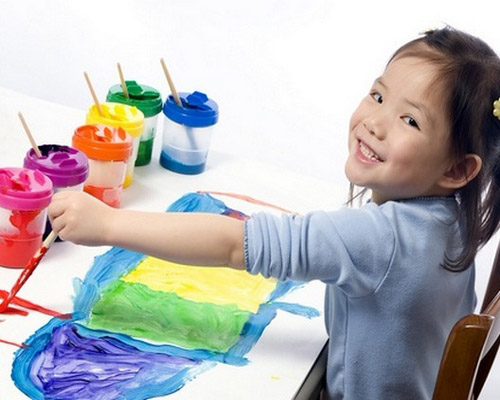 девочка с красками